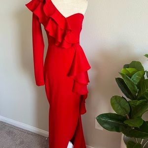 Formal red dress with a slit on the right leg